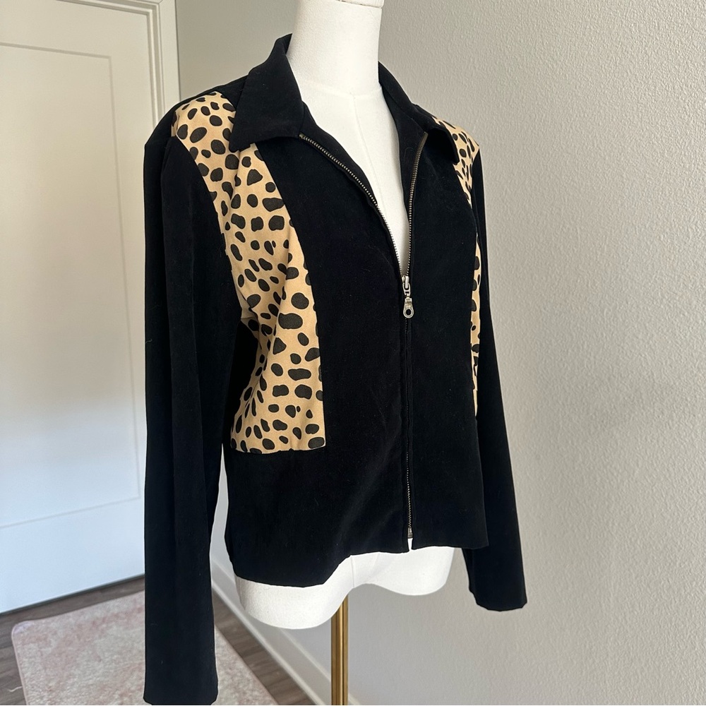 Chic Black Bomber Jacket with Leopard Accents - image 2